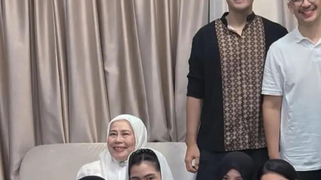 7 Momen Dewi Yull Doakan Ray Sahetapy di Tahlilan Hari Ke-7, Ingat Kebaikan Mantan Suami