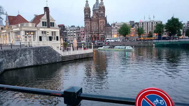Lanskap kota Amsterdam yang dipenuhi bangunan-bangunan tua bersejarah