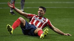 Beberapa orang berpendapat bahwa Luis Suarez merupakan pemain yang kerap melakukan diving di momen-momen tertentu. Aksi pemain Uruguay tersebut juga beberapa kali diketahui oleh wasit yang sedang memimpin pertandingan. (Foto: AFP/Gabriel Bouys)