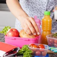 Sebuah kantong jus berisi vodka masuk ke bekal sekolah anak. Sengaja? (Via: ndtvfood.com)