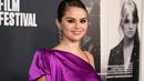 Selena Gomez berpose sambil tersenyum saat menghadiri pemutaran film "Selena Gomez: My Mind And Me" selama malam pembukaan AFI Fest 2022 di TCL Chinese Theatre di Hollywood, California pada 02 November 2022. Ia hadir di mana film dokumenter kesehatan mentalnya memulai debutnya. (Jon Kopaloff/Getty Images/AFP)