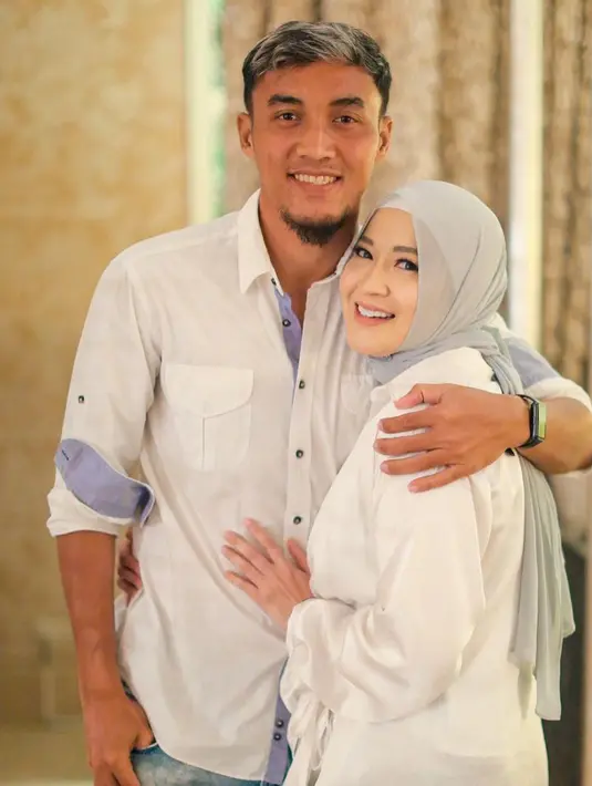 <p>Gunawan Minggu (19/11) menjawab terkait rumah tangganya. Gunawan mengaku sebelum ada isu orang ketiga, rumah tangganya dengan Okie memang sudah tidak harmonis. Bahkan, keretakan rumah tangganya sudah berlangsung selama 2 tahun. [Instagram/gunawandwicahyo13]</p>