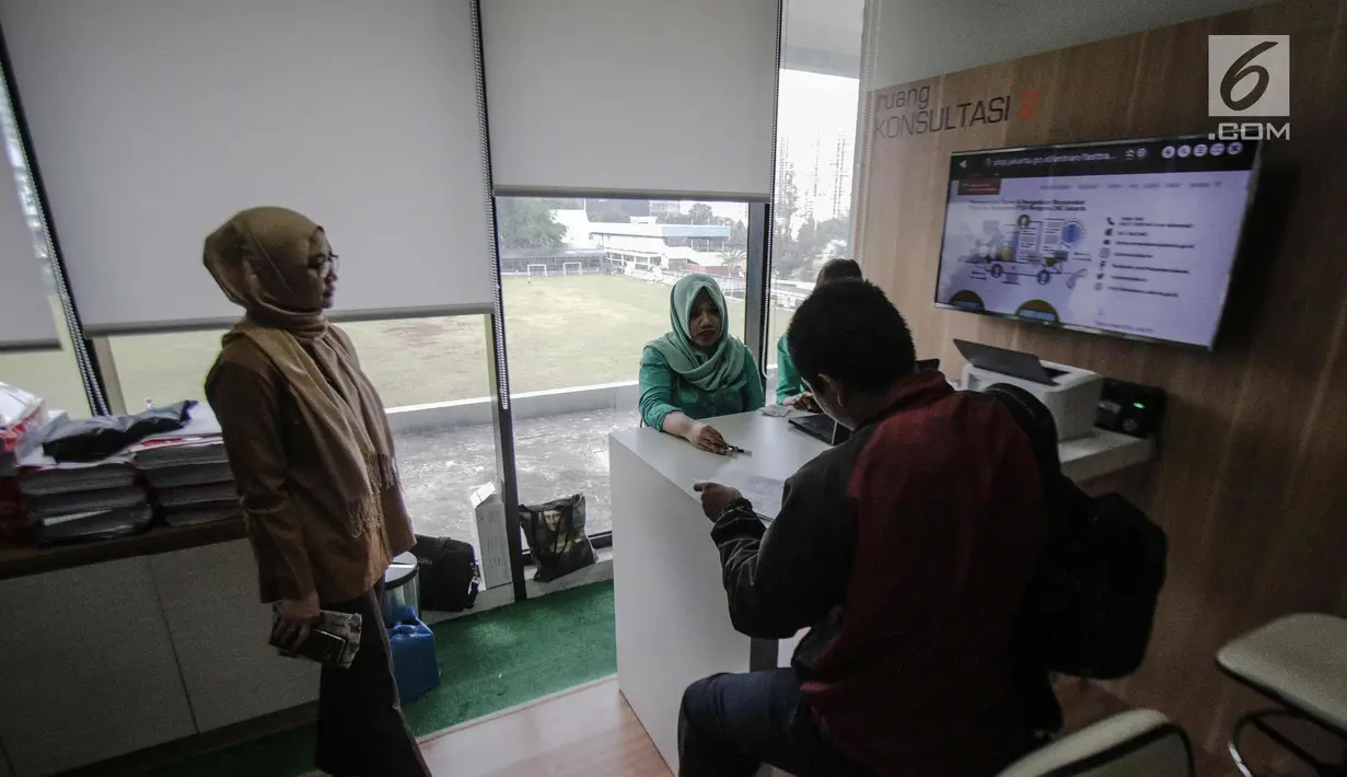 Wakil Ketua Ombudsman RI Lely Pelitasari Soebekty melihat kegiatan pelayanan di Mal Pelayanan Publik Provinsi DKI Jakarta, Jumat (8/11). Bersama kepala perwakilan Provinsi Ombudsman, Lely meninjau pelayanan di Mal tersebut. (Liputan6.com/Faizal Fanani)