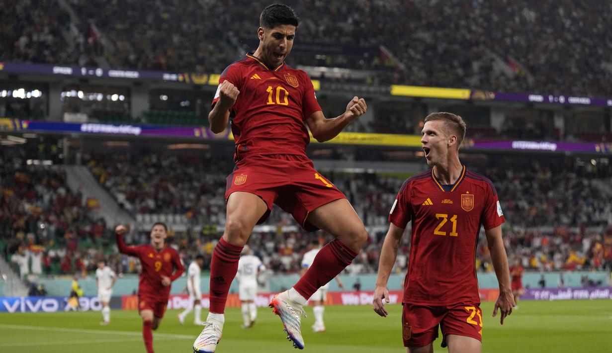 <p>Gelandang Spanyol, Marcos Asensio (kiri) melakukan berselebrasi setelah mencetak gol pembuka ke gawang Kosta Rika pada pertandingan grup E Piala Dunia 2022 Qatar di Stadion Al Thumama di Doha, Qatar, Rabu (23/11/2022). Spanyol menang atas Kosta Rika dengan skor. (AP Photo/Alessandra Tarantino)</p>
