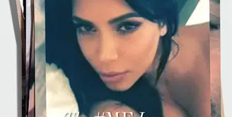 Kim Kardashian melakukan ‘sexy selfie’ dimana dirinya yang telanjang melakukan selfie dan memasang ekspresi seksinya untuk majalah Interview. (via eprotoeu.mtiny.com)