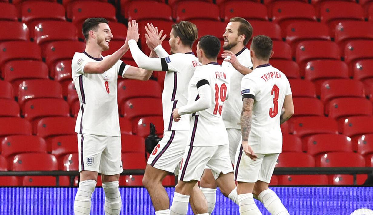 Para pemain Inggris merayakan gol yang dicetak oleh Declan Rice ke gawang Islandia pada laga UEFA Nations League di Stadion Wembley, Kamis (19/11/2020). Inggris menang dengan skor 4-0. (Neil Hall/Pool via AP)