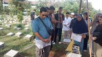 Sukma Ageng Wahyudi, putra Otis Pamutih di TPU Cipinang Asem, Cililitan, Jakarta Timur, Rabu (14/12/2022). (M. Altaf Jauhar)