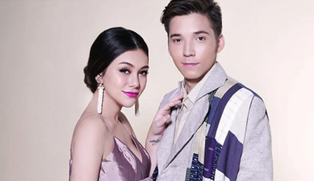 Kebahagiaan menyelimuti pasangan Celine Evangelista dan Stefan William. Pasalnya, pasangan yang menikah sejak 11 November 2016 silam itu tengah menanti kehadiran buah hati yang diperkirakan lahir pada pertengah bulan Oktober.(Instagram/robin_alfian)