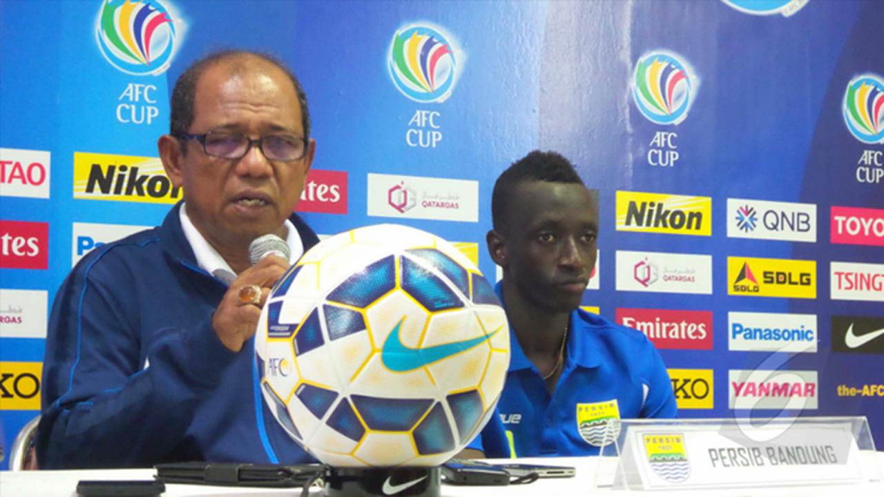 Pelatih Persib Emral Abus dan Makan Konate