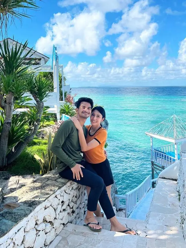 6 Gaya Santai Tyas Mirasih dan Tengku Tezi Liburan Bareng ke Sulawesi, Tampil Kompak dan Serasi