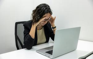 Gejala umum working moms yang mengalami burnout adalah merasa jenuh berkepanjangan dan hilangnya motivasi. (Foto/dok: Pexels/Resumegenius)