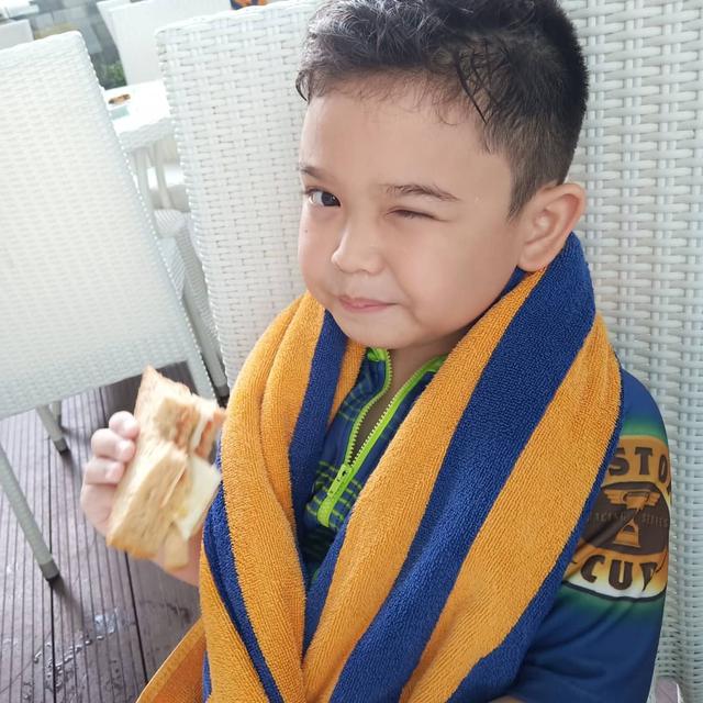 Aljabbar, cucu Elvy Sukaesih (https://www.instagram.com/p/B7xKmZAFdb0/)