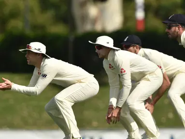 Pemain Inggris bersiap menangkap bola saat bertanding melawan Cricket Australia XI pada hari ketiga pertandingan tur empat hari Ashes di Stadion Tony Ireland di Townsville (17/11). (AFP Photo/Peter Parks)