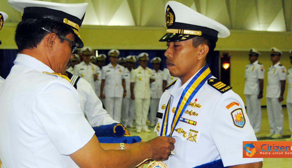 Citizen6, Surabaya: Kapten Laut (P) Fitriyan Rupito dikukuhkan sebagai lulusan terabaik dan berhak mendapatkan medali “ Adi Jala Yudha. " (Pengirim: Penkobangdikal)