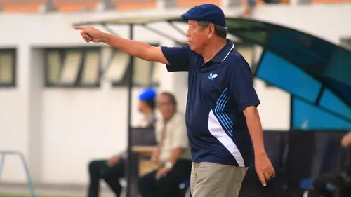 Tangan dingin Sartono Anwar menjadikan Madiun Putra FC belum terkalahkan pada penyisihan Grup 5 Liga 2. (Bola.com/Robby Firly)