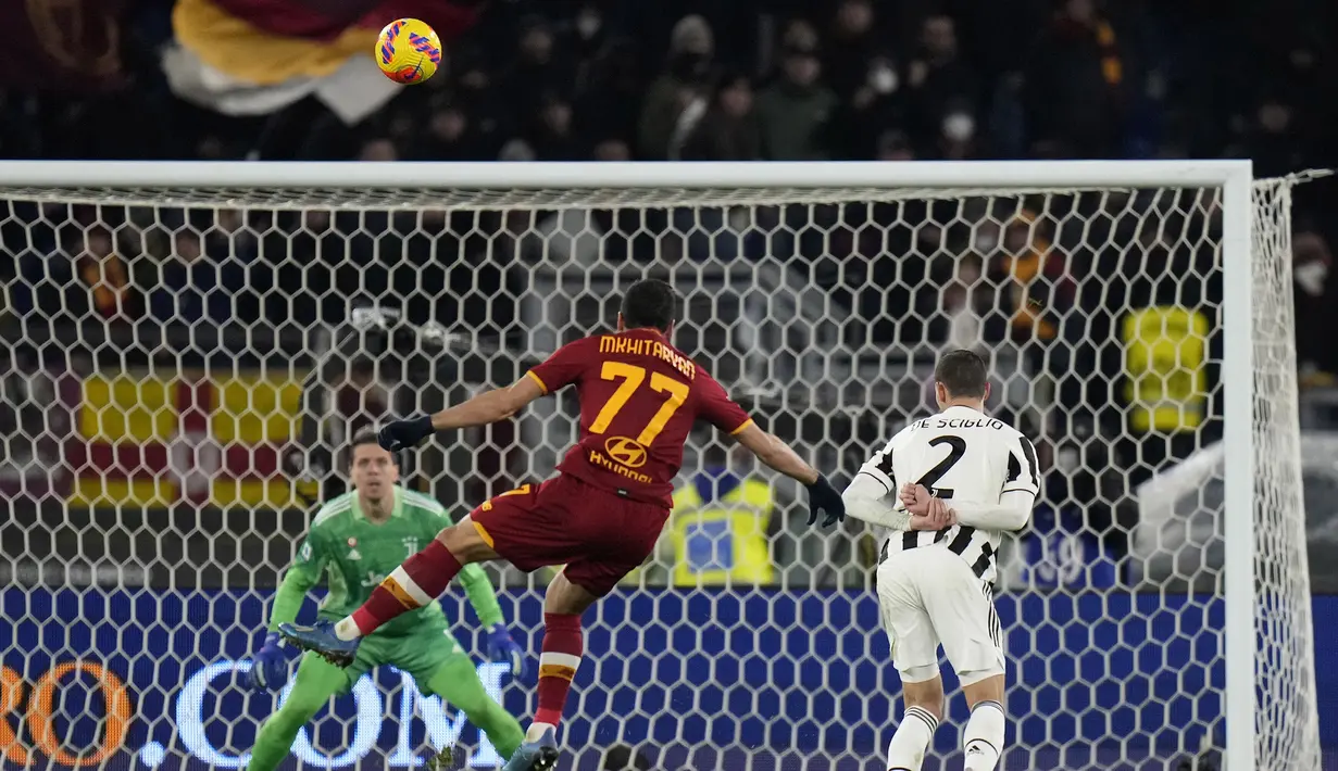 AS Roma langsung unggul 2-1 saat babak kedua berjalan satu menit. Selepas menerima umpan Lorenzo Pellegrini, Henrikh Mkhitaryan melepaskan tendangan yang membentur Mattia De Sciglio hingga bola mengaarah ke pojok kanan gawang Wojciech Szczesny. (AP/Alessandra Tarantino)