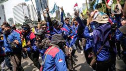 Massa buruh yang tergabung dalam Konfederasi Serikat Pekerja Seluruh Indonesia (KSPSI) dan Serikat Pekerja Nasional (SPN) demo di kawasan Patung Kuda, Jakarta, Kamis (12/5/2022). Aksi tersebut untuk memperingati May Day serta menolak Omnibuslaw UU Cipta Kerja Nomor 11 Tahun 2020 dan meminta klaster ketenagakerjaan kembali ke substansi UU Nomor 13 Tahun 2003. (Liputan6.com/Faizal Fanani)