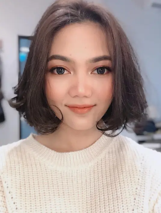 <p>Atau masih dengan gaya rambut bob sebahu yang ujungnya ditata masuk ke dalam dan diwarnai cokelat keabuan terang seperti Rina Nose di sini? Mana gaya favoritmu?</p>