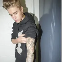 Justin Bieber memiliki hobi mengoleksi tato. Tidak hanya pada lengan, pelantun 'Baby' ini membiarkan seluruh bagian tubuhnya dilukis. (Bintang/EPA)