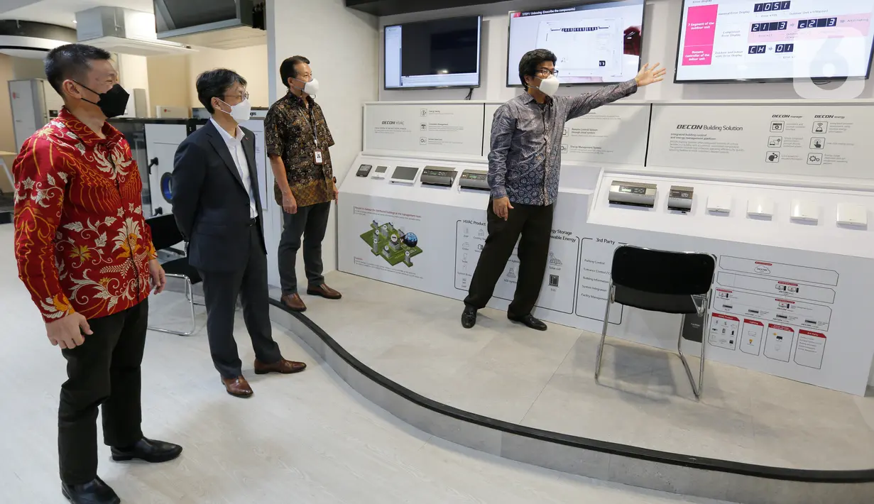 President of LG Electronics Indonesia Lee Taejin, Product Director Air Solutions Changmin Han, Air Solution Sales Director Edy Sucipto meninjau fasilitas LG Air Conditioning Academy di Jalan Panglima Polim, Jakarta, Kamis (16/09/2021). (Liputan6.com/Fery Pradolo)