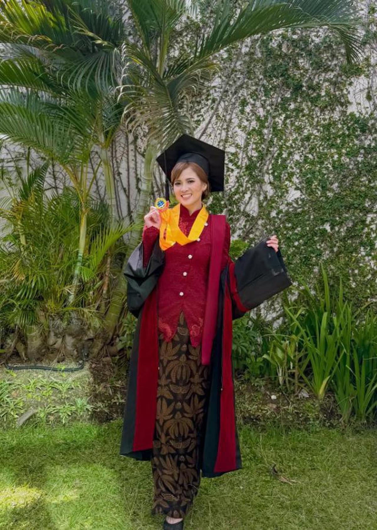 6 Seleb Wanita Wisuda Pakai Kebaya di Sepanjang Tahun 2025, Inspirasi Gaya
