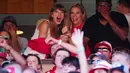 Reaksi penyanyi Amerika Serikat, Taylor Swift saat menonton laga National Football League (NFL) antara Kansas City Chiefs melawan Chicago Bears di Arrowhead Stadium, Kansas, Misouri, Amerika Serikat pada Minggu (24/09/2023) waktu setempat. (AFP/Getty Images/Jason Hanna)