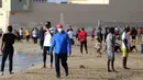 Orang-orang berolahraga di pantai sembari menunggu waktu berbuka puasa selama bulan suci Ramadan, meskipun lockdown karena pandemi COVID-19, di ibu kota Tripoli, Libya pada Jumat (8/5/2020). (Photo by Mahmud TURKIA / AFP)