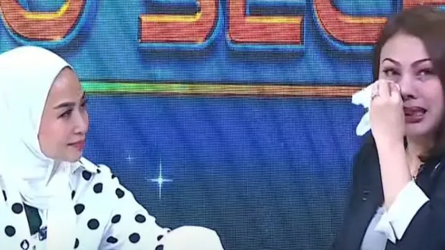 Febby Carol tak tahan menahan air mata saat menceritakan kelelahannya dalam menghidupi sang ibunda dalam acara rumpi no secret (Sumber:YouTube/TRANS TV Official)