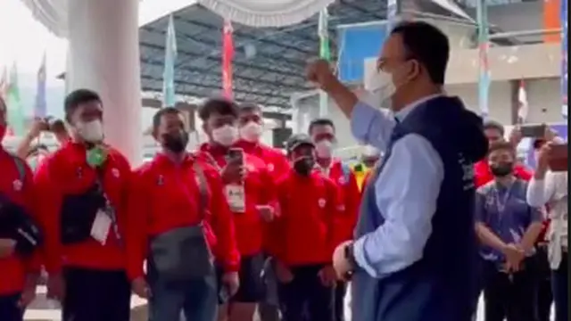 Gubernur DKI Jakarta Anies Baswedan saat tiba di Bandara Sentani, Papua. Kedatangan Anies untuk memantau kontingen Jakarta di PON XX.