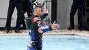 <p>Selebrasi ini pun mengingatkan pada aksi Jorge Lorenzo yang 'nyemplung' danau buatan di Sirkuit Jerez, Spanyol pada 2010. (AP Photo/Jose Breton)</p>