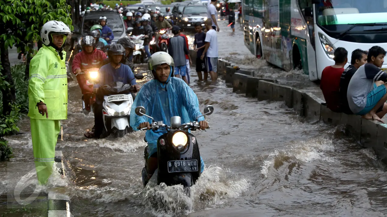 20160827 Hujan Deras, Kawasan Depan Jalan Gandaria City Berubah Jadi Kolam