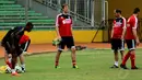 Mantan penjaga gawang Manchester United yang kini menjadi Direktur Promosi Ajax Amsterdam, Edwin van Der Sar, terlihat ikut berlatih bersama di Stadion GBK Jakarta, Minggu (10/5/2014). (Liputan6.com/Helmi Fithriansyah)