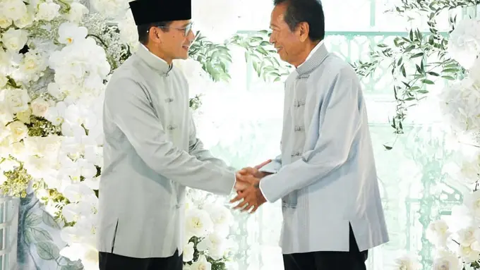 Jadi Wakil Keluarga, Sandiaga Uno Padukan Peci dan Cheongsam di Lamaran Keponakannya dengan Rio Haryanto