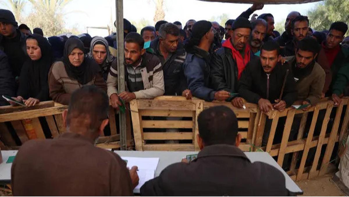 Berdesakan, Pengungsi Palestina di Gaza Antre Demi Sekantong Tepung
