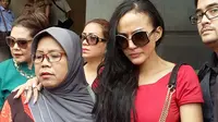 Cynthiara Alona dan sang ibu saat mendatangi Polda Metro Jaya. Foto: Hernowo Anggie/Liputan6.com