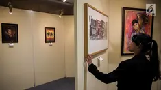 Pengunjung melihat lukisan saat dipamerkan di Faber Castell Store, Jakarta, Jumat (15/11). Pameran tersebut bertemakan "Everything is About Indonesia". (Liputan6.com/Faizal Fanani)