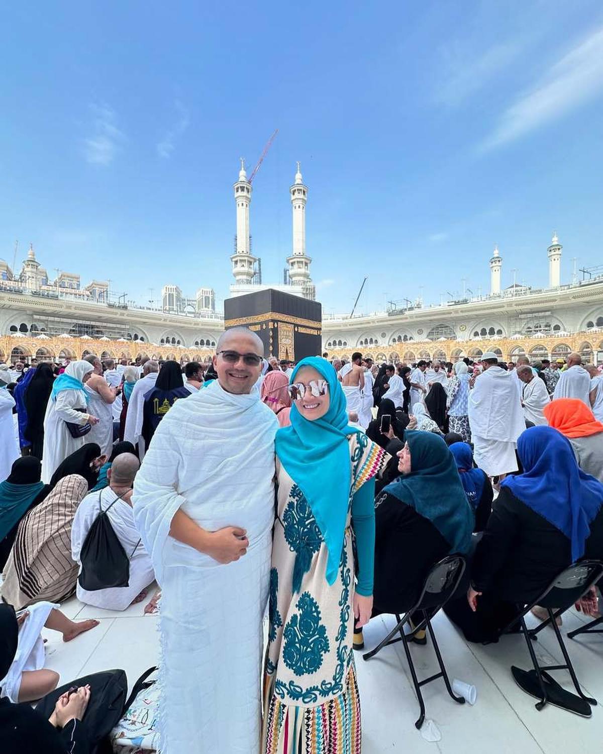 8 Potret Sahrul Gunawan Umrah Bareng Istri dan Ibu Mertua, Harmonis Banget
