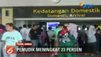 Dari Senin pagi hingga sore terminal bandara tak pernah sepi dari pengunjung.