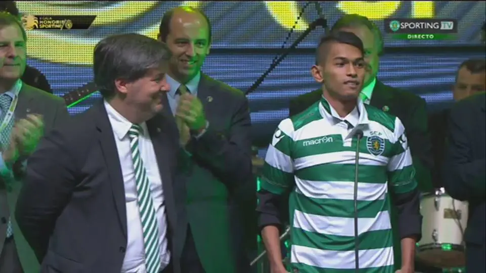 Martunis saat diperkenalkan sebagai pemain Sporting Lisbon. (Facebook/Martunis)