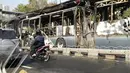 Kondisi bus Transjakarta pasca-terbakar di kawasan Salemba, Jakarta Pusat, Jumat (3/7/2015). Seluruh bagian bus gandeng berwarna abu-abu itu habis terbakar dan tinggal kerangka. (twitter.com/JapanFreakz)