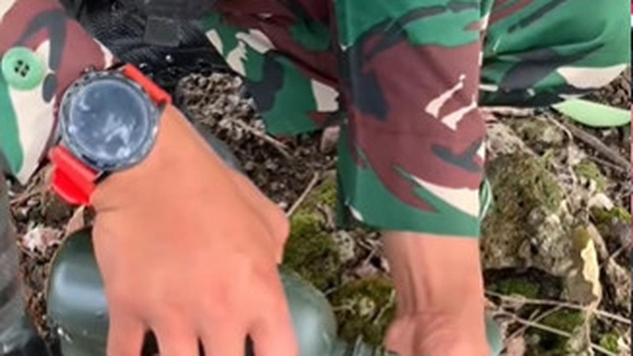 Lagi Jelajah Hutan, Anggota TNI AD Ini Unik Cara Merebus Talas Tidak Pakai Api