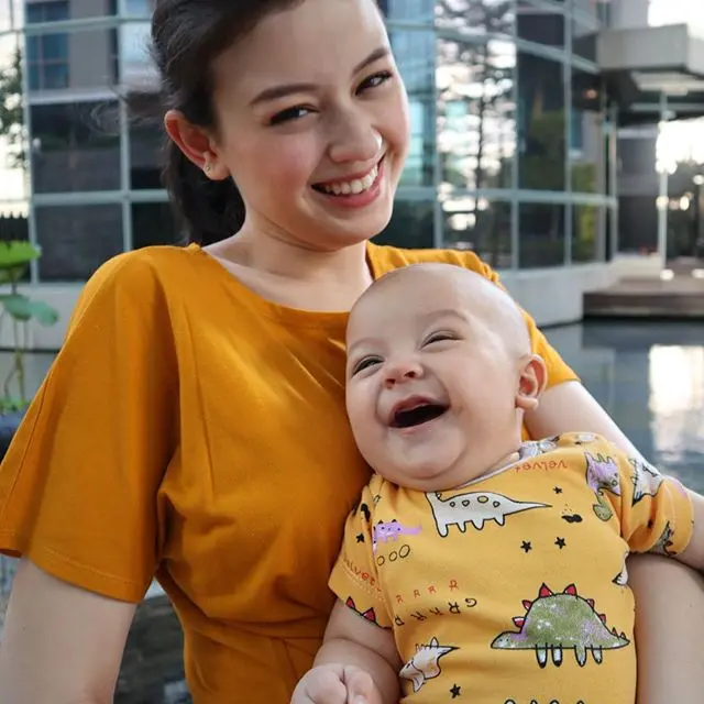 6 Potret Seleb Jadi Ibu Baru Gendong Buah Hati Pertamanya, Bahagia Banget