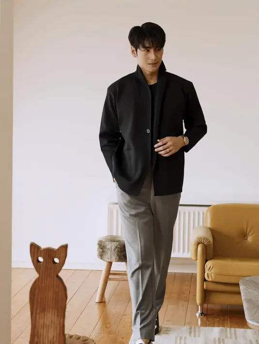 Ia banyak mempresentasikan gaya casual yang begitu memikat.  [Foto: Instagram/ apo555]