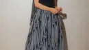 Andien Aisyah tampil fearless dengan batik Parang yang dijadikan maxi skirt dan slayer di leher [@andienaisyah]