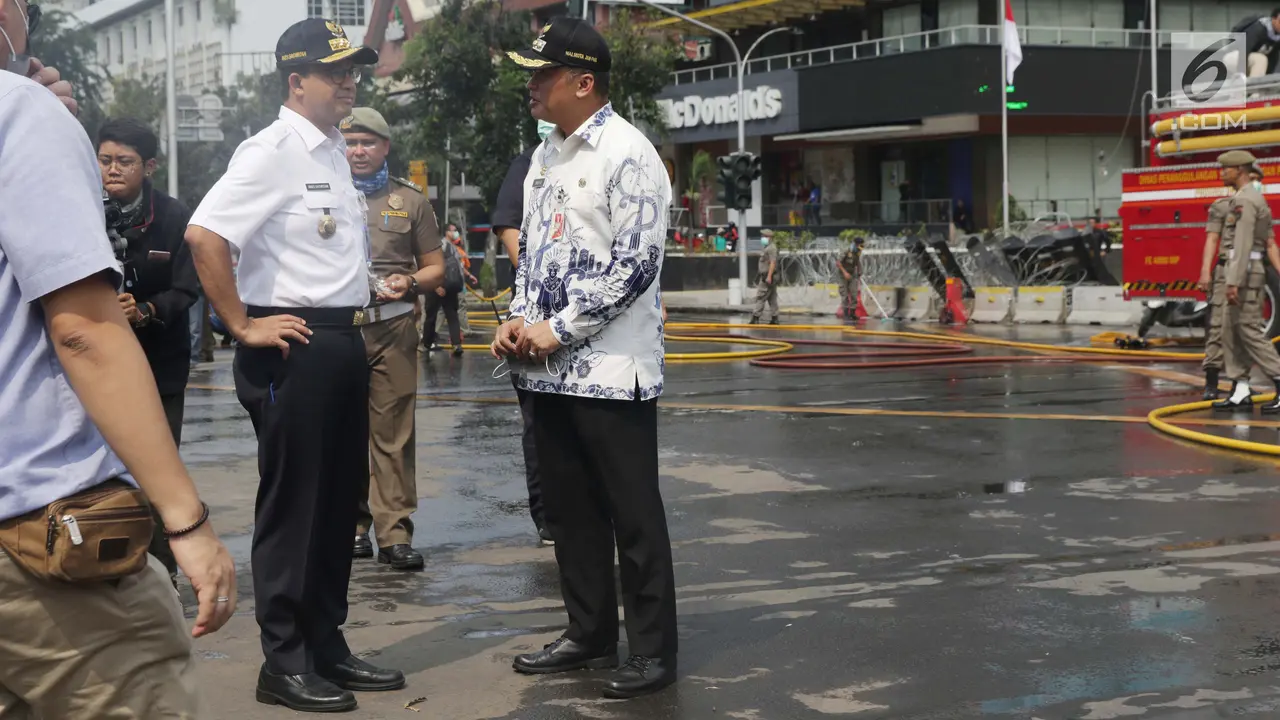 Anies Baswedan Bersihkan Residu Gas Air Mata