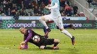 Aksi kiper timnas Inggris, Joe Hart (kiri) saat berusaha menghalau pergerakan bomber Slovenia, Josip Ilicic, pada laga lanjutan Kualifikasi Piala Dunia 2018 zona Eropa, di Stadion Stozice, Ljubljana, Rabu (12/10/2016) dini hari WIB.  (Reuters/Srdjan Zivul