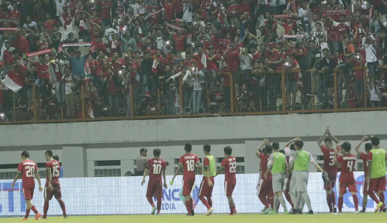 Pemain Indonesia U-19 menyapa suporter usai pertandingan melawan Thailand U-19 pada laga persahabatan di Stadion Wibawa Mukti, Cikarang, Minggu (8/10/2017). Indonesia menang 3-0 atas Thailand. (Bola.com/M Iqbal Ichsan)