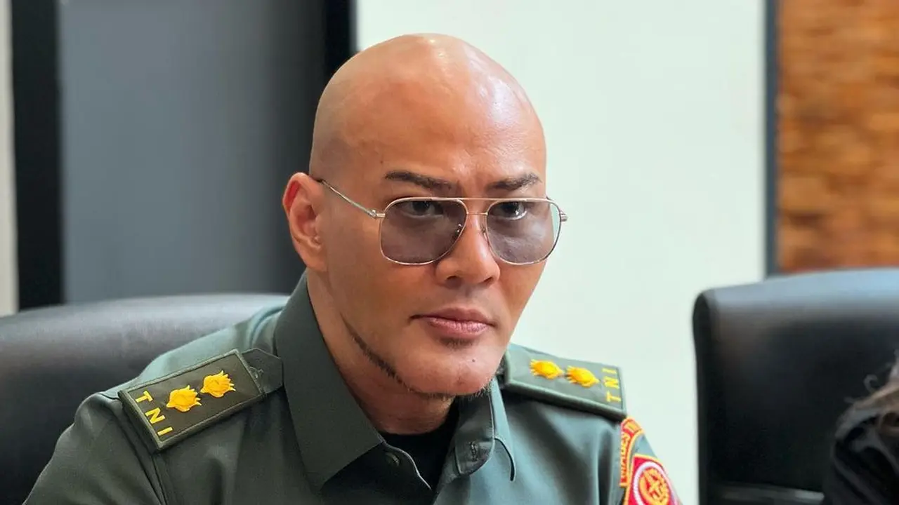 [Fimela] Deddy Corbuzier Berseragam TNI