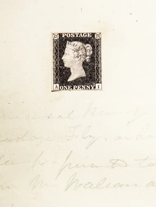 Prangko pertama di dunia, Penny Black, dipajang menjelang pelelangannya di Sotheby Hong Kong, pada Selasa (26/10/2021). Penny Black akan dilelang di London pada 7 Desember mendatang dan diperkirakan terjual antara 5,5 juta - 8,2 juta USD (sekitar Rp77,7 miliar - Rp115,8 miliar). (ISAAC LAWRENCE/AFP)