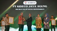 Ketua Umum Corporate Forum for CSR Development (CFCD), Thendri Supriatno, menyerahkan trofi kepada Direktur Utama Kideco M. Kurnia Ariawan pada ajang Indonesia CSR Awards (ICA) dan Indonesia SDGs Awards (ISDA) 2023 di Hotel Westin, Jakarta. Foto: Kideco